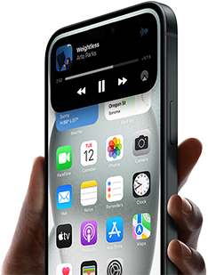 iPhone 15 ถูกถืออยู่ในมือ โดยมี Dynamic Island กำลังแสดงข้อมูลการติดตามบริการแชร์รถยนต์